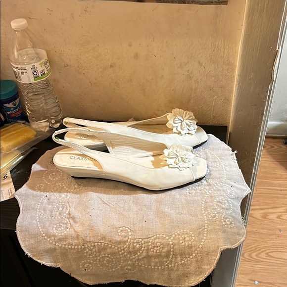 Classic Cream Slingback Heels with Floral Accent - Picture 2 of 5